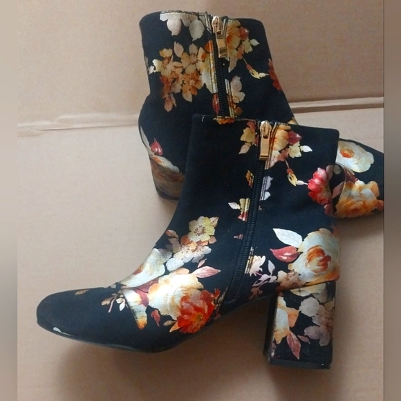 Ladies floral booties size 9 - Picture 3 of 3